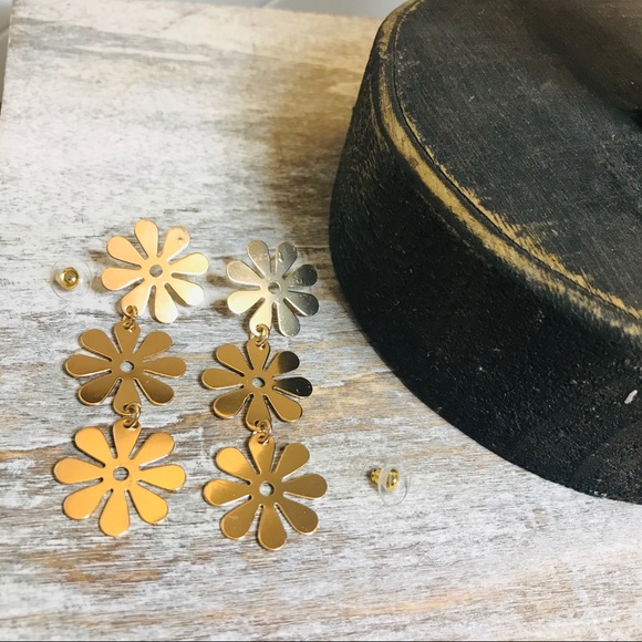 SOLD | 70s Style Flower Child Gold Dangle Earrings - Picture 2 of 4